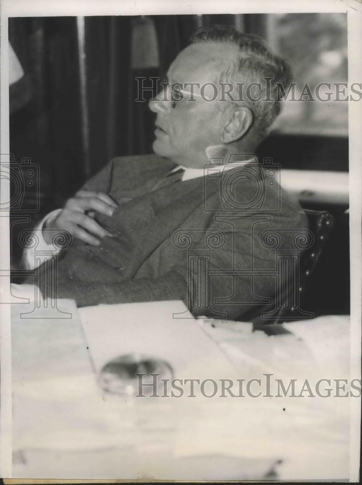 1936 Press Photo Gov. Alfred M Landon talked with Visitors at Capitol at Topeka - Historic Images