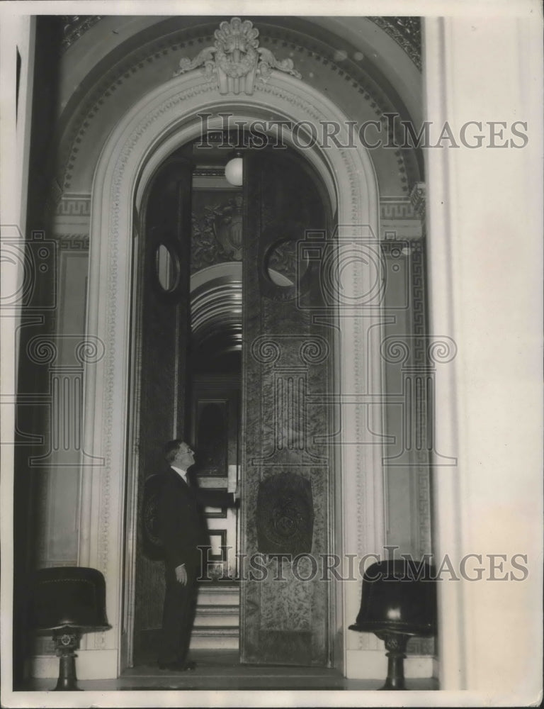 1938 Press Photo Joseph Sinnott House Doorkeeper tries door of House of Chamber-Historic Images