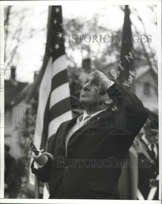 1969 Press Photo Disabled World War II Veteran Lee Hyatt salute U.s Flag-Historic Images