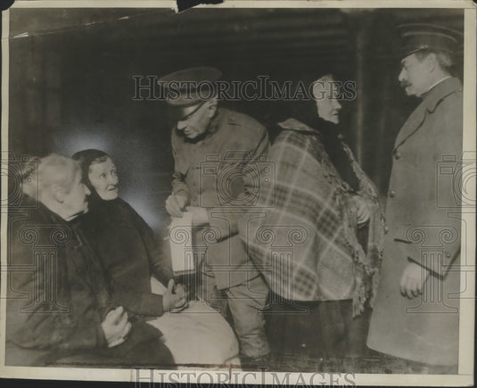 1939 Press Photo Homeless Refugees aided by Red Cross in Paris during World War-Historic Images