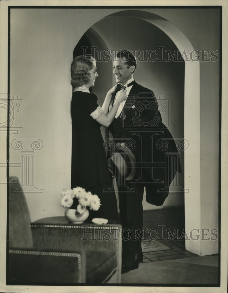 1939 Press Photo Couple Ready For A Night Out - Historic Images