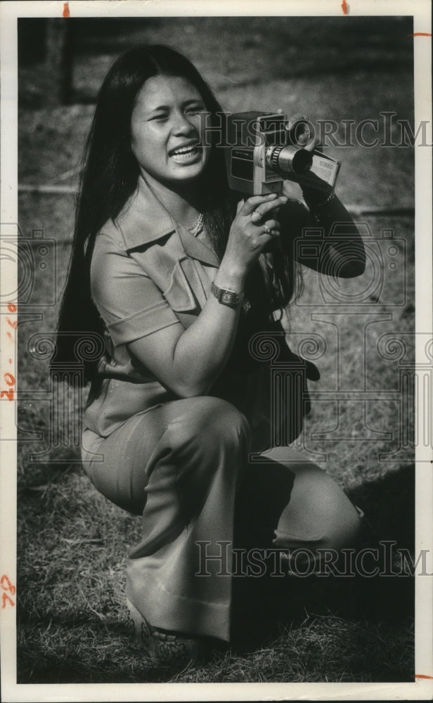 1976 Press Photo Phuoc Grindle Takes Movies Of The Dragon Dance at TET Festival - Historic Images