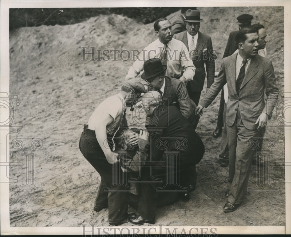 1938 Press Photo Dr AE Simkov faints while searching for missing sons-Historic Images