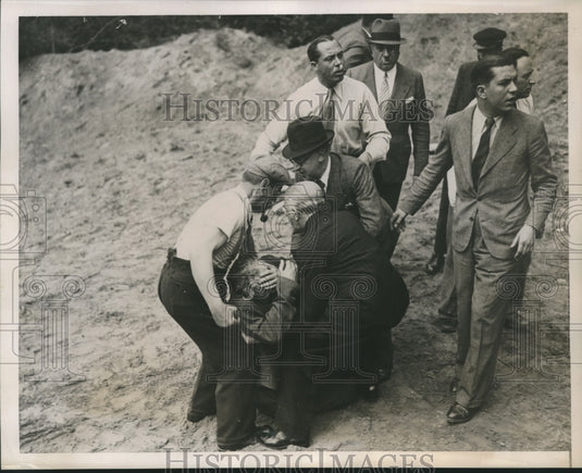 1938 Press Photo Dr AE Simkov faints while searching for missing sons-Historic Images