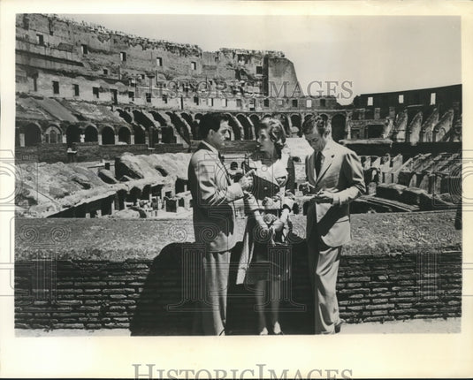 Press Photo Danny Thomas and Marjorie Lord tour Colosseum on Danny Thomas Show - Historic Images