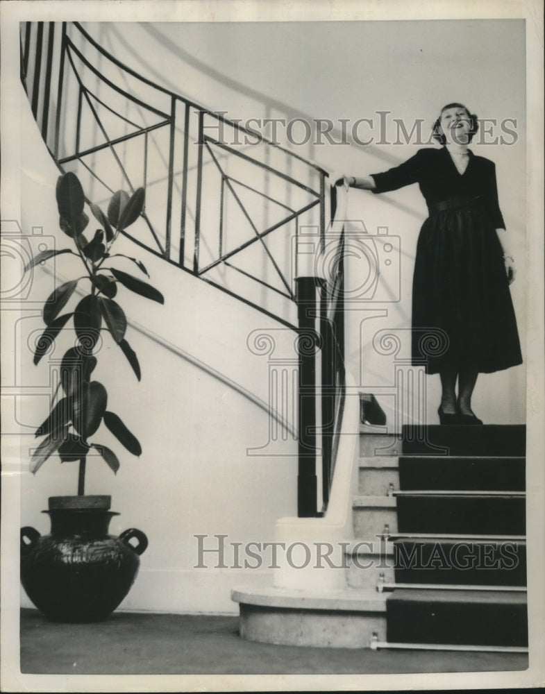 1951 Press Photo Mrs. Mamie Eisenhower shows their Paris home's staircase-Historic Images