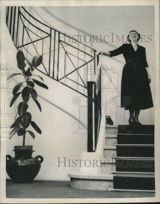 1951 Press Photo Mrs. Mamie Eisenhower shows their Paris home's staircase-Historic Images