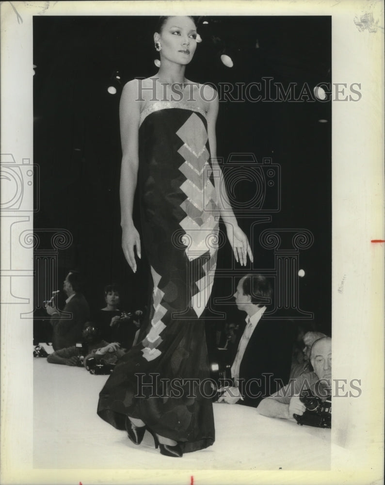 1984 Press Photo Woman models black silk strapless gown by Bob Mackie - Historic Images