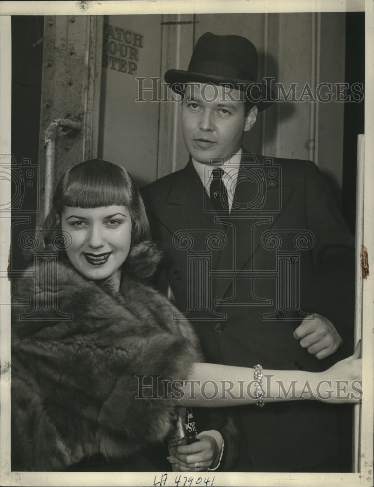 1938 Mr. and Mrs. George X. McLanahan during Hawaiian honeymoon - Historic Images