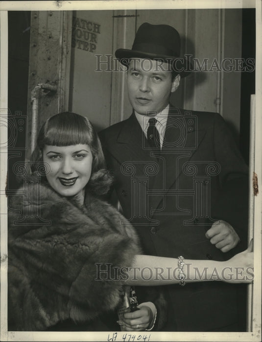 1938 Mr. and Mrs. George X. McLanahan during Hawaiian honeymoon - Historic Images
