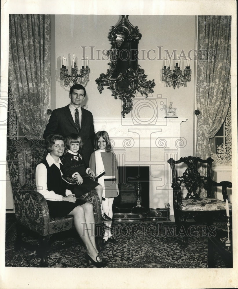 1970 Press Photo U of Alabama president Dr David Matthews & his family - Historic Images