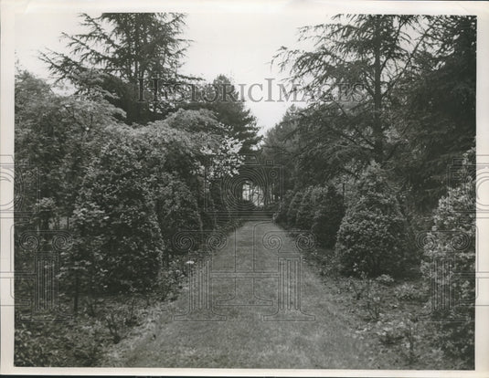 1953 Press Photo Garden tour includes Mr &Mrs Sam J Forbes place - nef70478-Historic Images