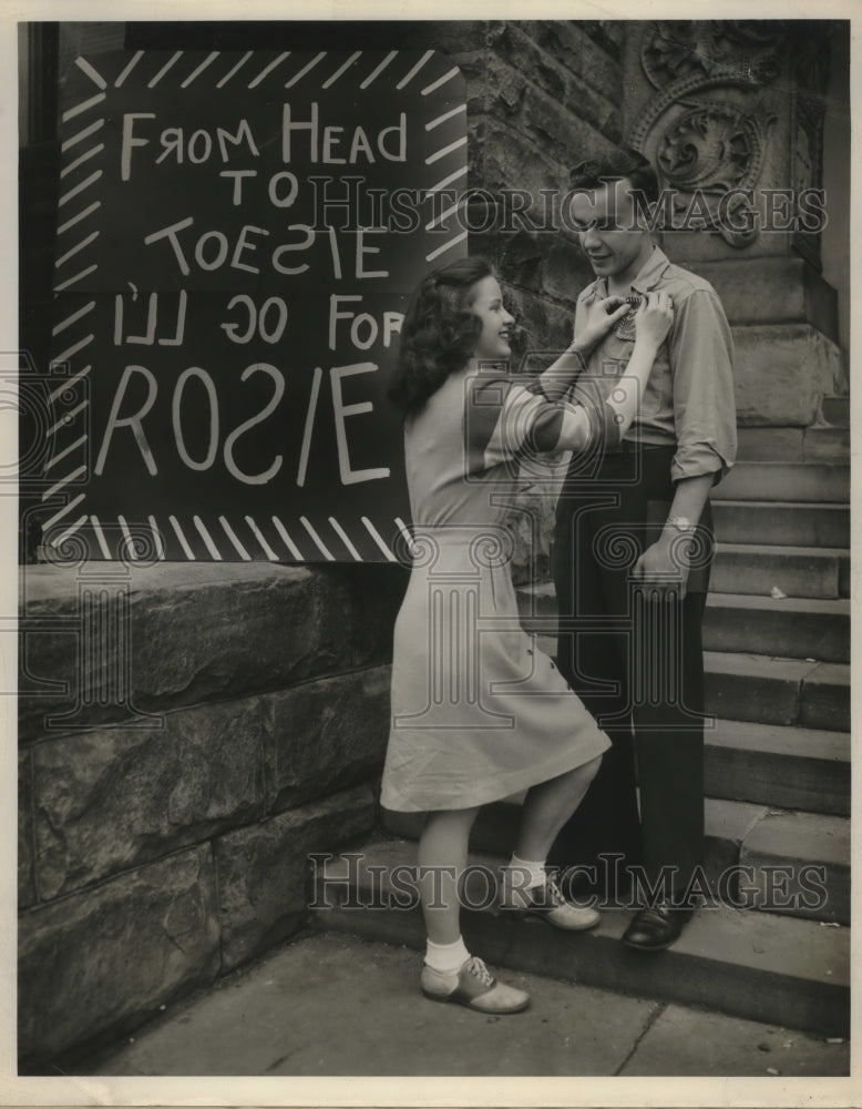 1946 Miriam Betts helps James McCray with campus elections - Historic Images