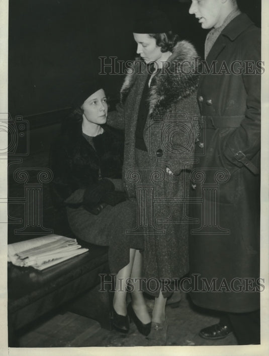 1933 Priscilla & Twin Virginia Witti Questioned by Chicago Police - Historic Images