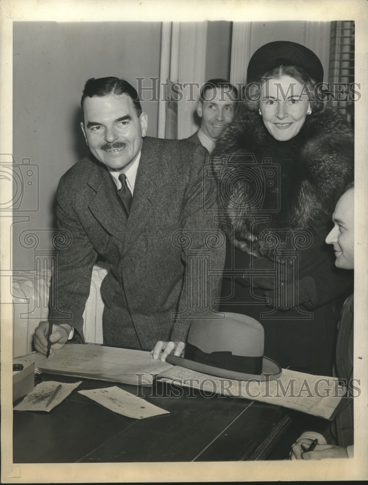 1942 Thomas Dewey and wife cast votes in New York polling precinct - Historic Images