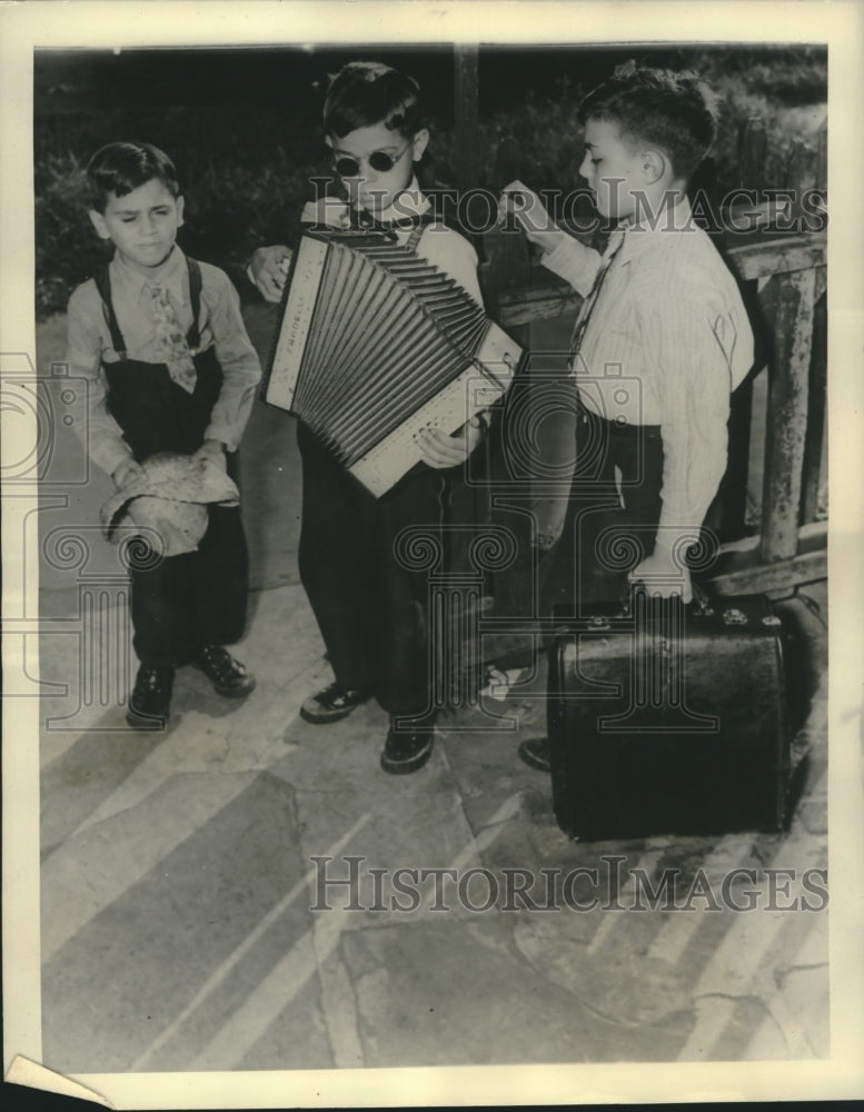 1939 Press Photo Nicky Di Caprio with brothers Gino & Anthony play music-Historic Images