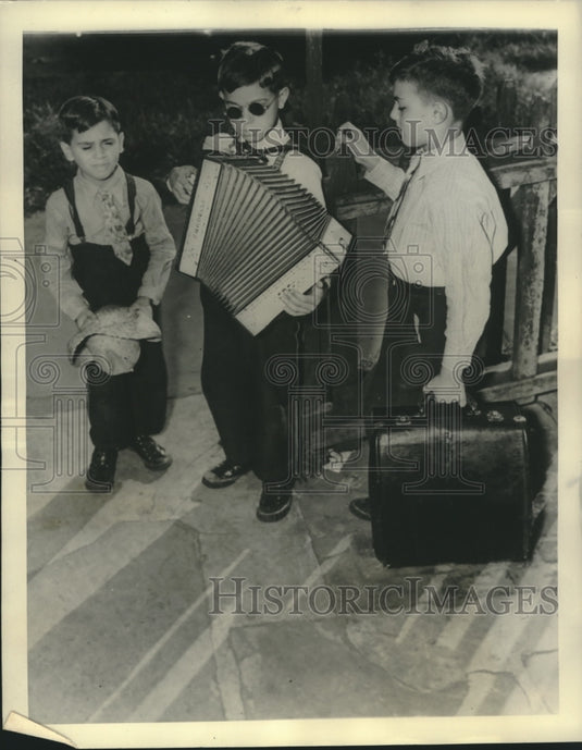 1939 Press Photo Nicky Di Caprio with brothers Gino & Anthony play music-Historic Images