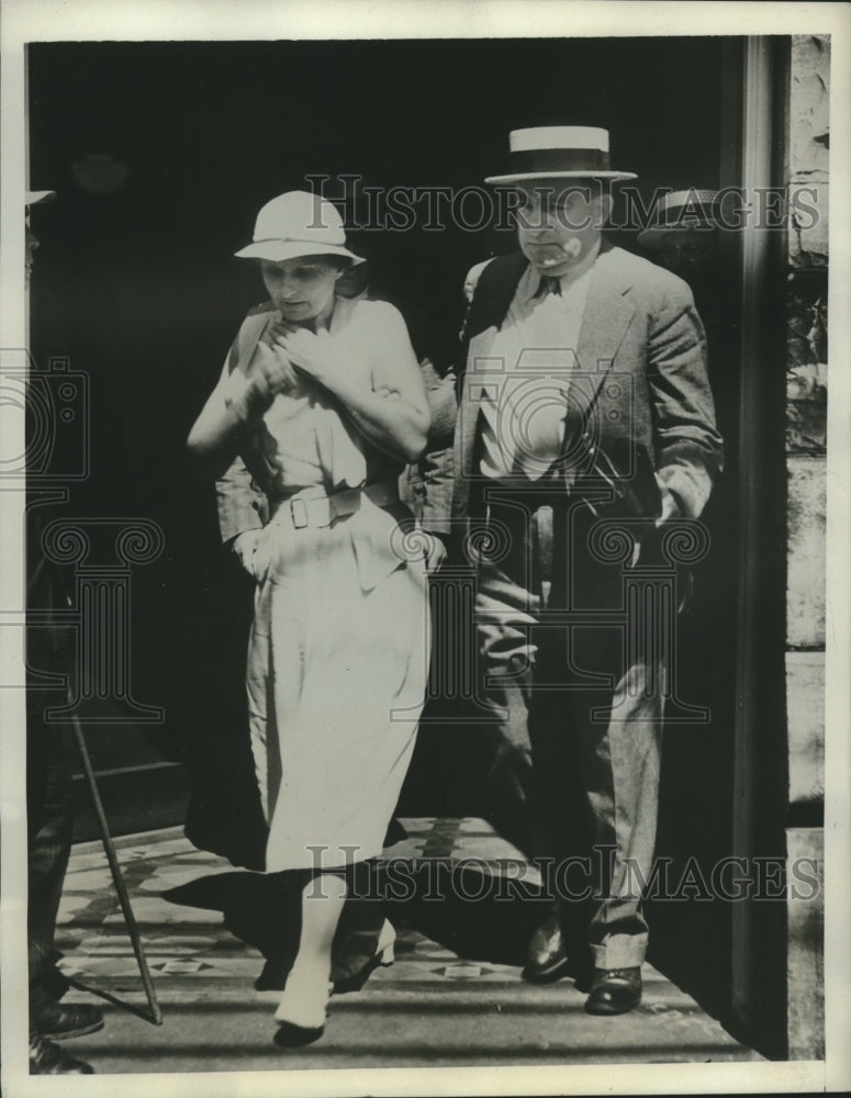 1933 Press Photo Mrs Meta Miller in custody of detective Frank Morgan-Historic Images