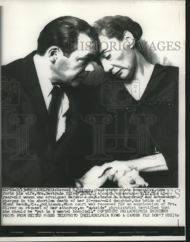 1955 Press Photo Herman Silver comforts his wife Gertrude in court - nef70883-Historic Images