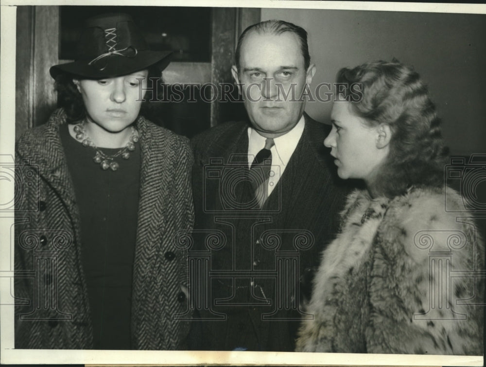 1940 Press Photo Suspects Ann Sparrow, Jeanette Gentner with the state attorney-Historic Images