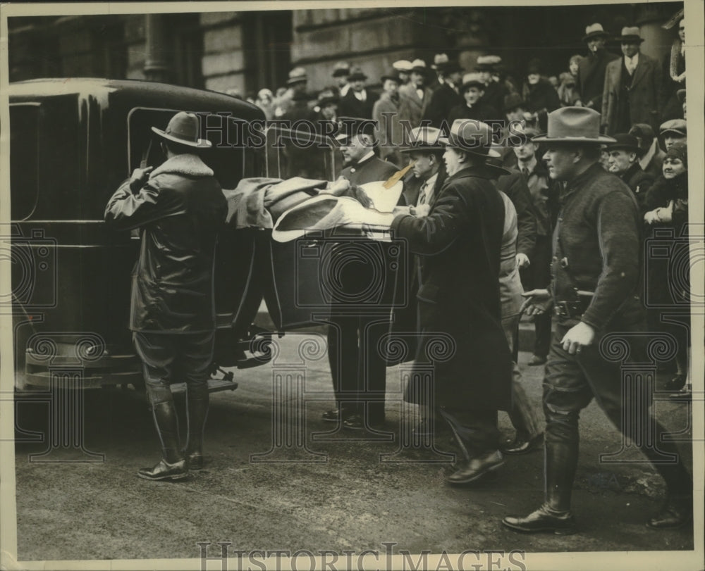 1930 Press Photo A patient carried to the United States Ambulance - nef71325-Historic Images