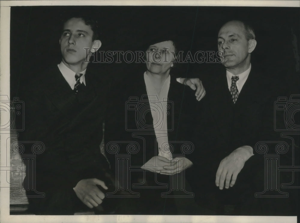 1938 Charles Schmidt charged with manslaughter shown with parents - Historic Images