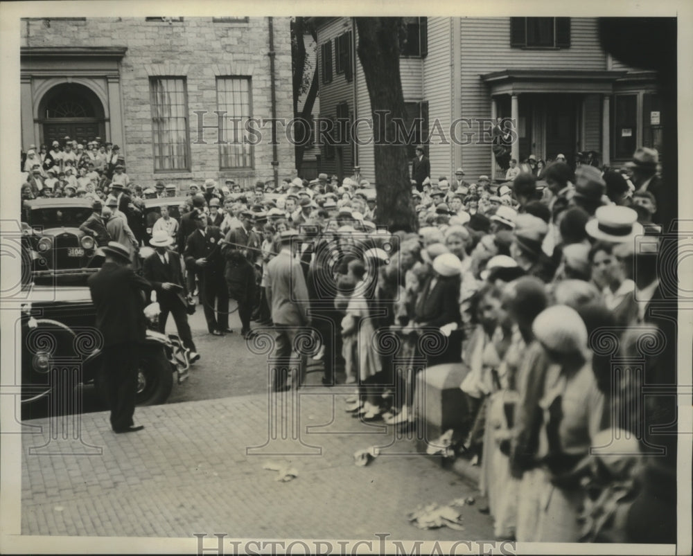 1933 Press Photo Crowds gather to see Mrs. Jessie Costello accused of murder-Historic Images