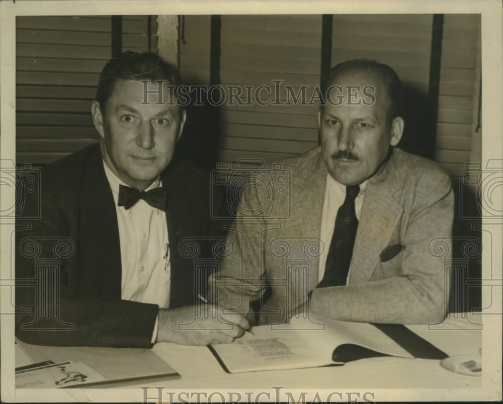 1941 Press Photo Union Officials RL Ireland & John Owens sign agreements-Historic Images