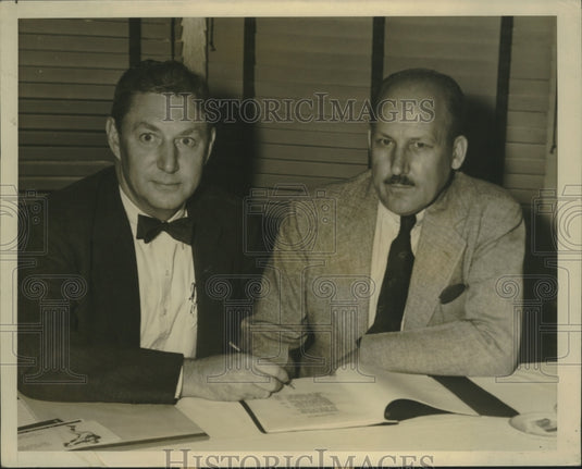 1941 Press Photo Union Officials RL Ireland & John Owens sign agreements-Historic Images