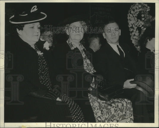 1942 Tom Mooney's family witnessed last rites in California - Historic Images