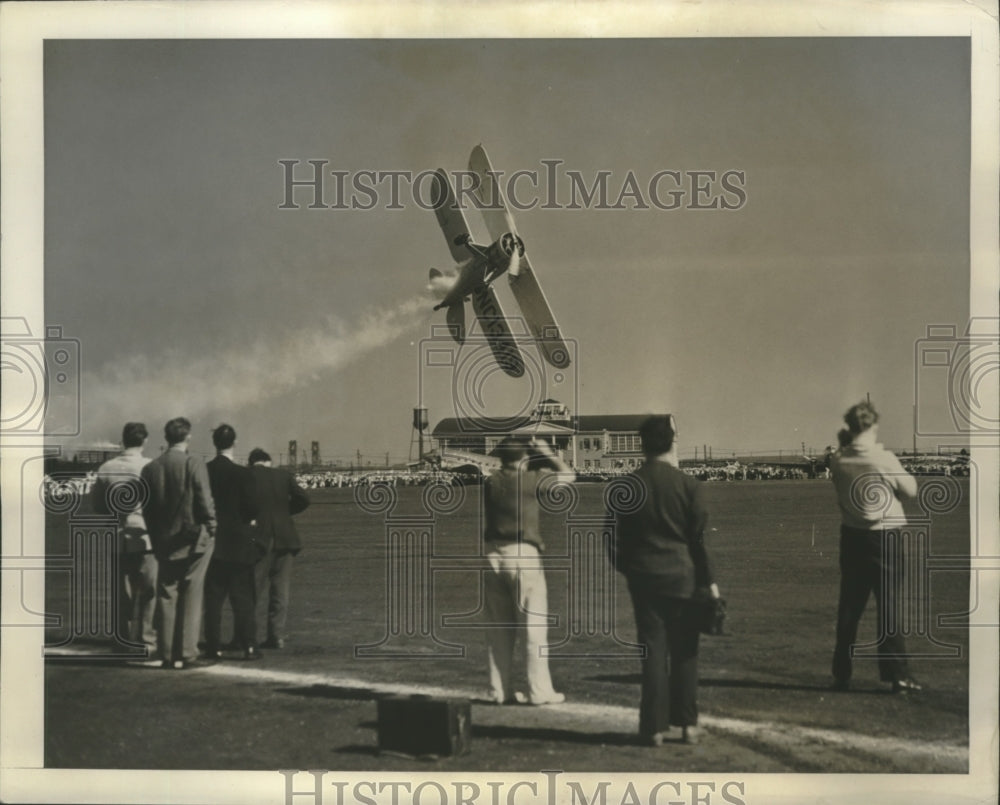 1941 Press Photo Jess Bristow flies a special place at Newark Air Show-Historic Images