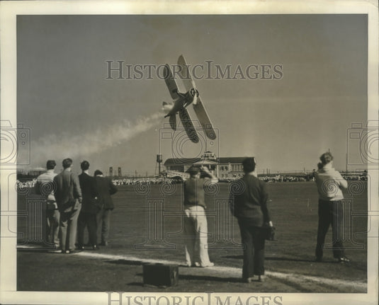 1941 Press Photo Jess Bristow flies a special place at Newark Air Show-Historic Images