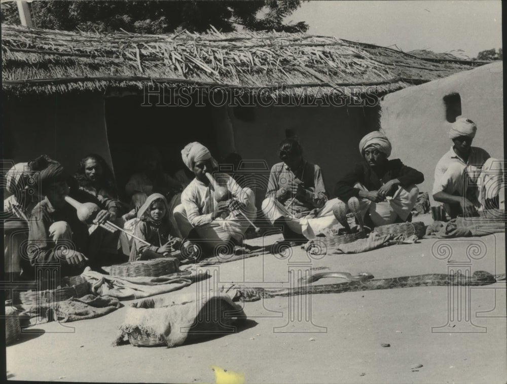 1967 Press Photo Morbund India cobras dance as snake charmers provide music-Historic Images