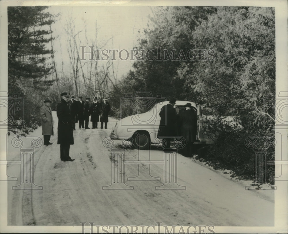 1946 Press Photo Priests administer last rites to Jack West slain in Muttontown-Historic Images