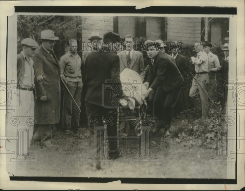 1932 Press Photo Harry Young&#39;s body removed from a building - nef71518-Historic Images