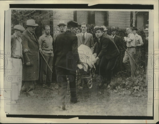1932 Press Photo Harry Young's body removed from a building - nef71518-Historic Images
