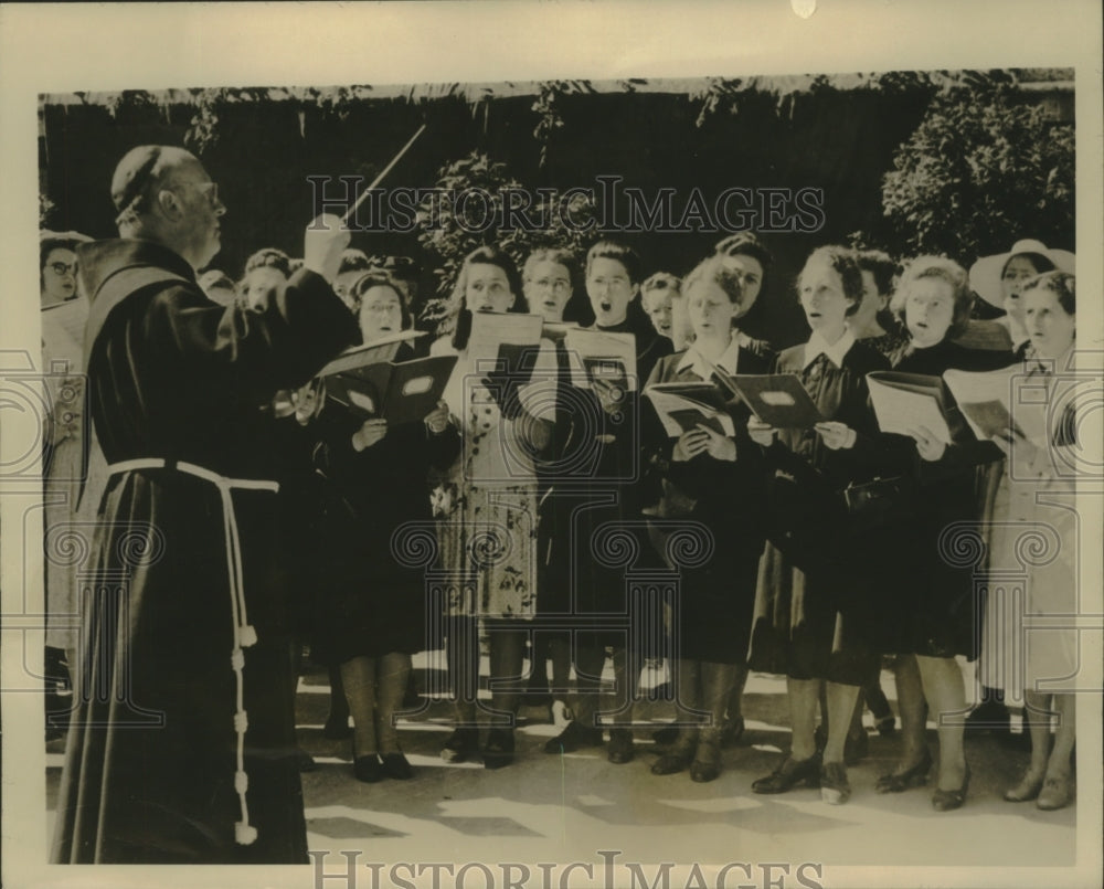 1945 Press Photo A German Catholic Priest directs Munich Women Choir - nef71684-Historic Images