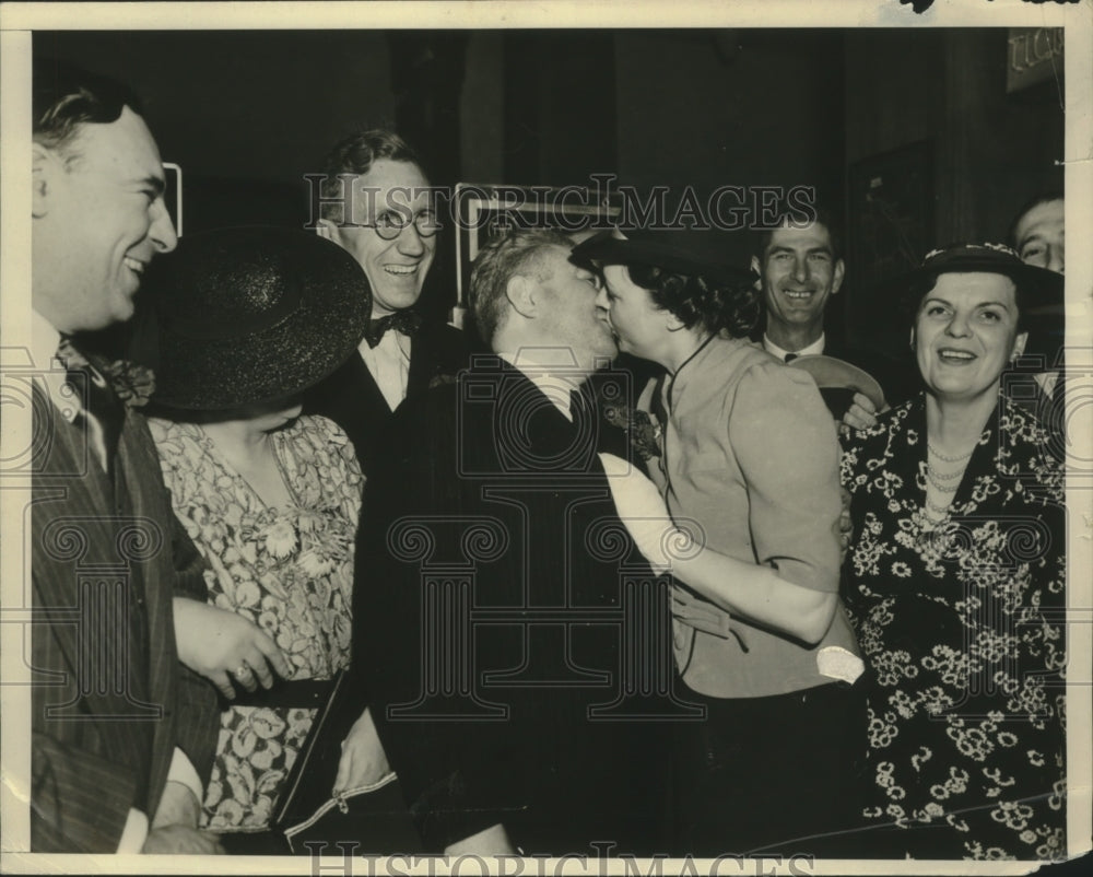 1937 Ernest Simmons kissing Patsy Springer - Historic Images