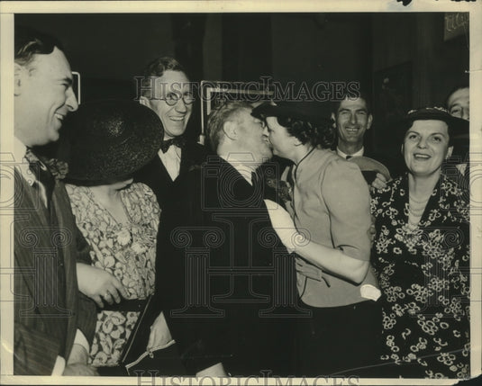 1937 Ernest Simmons kissing Patsy Springer - Historic Images