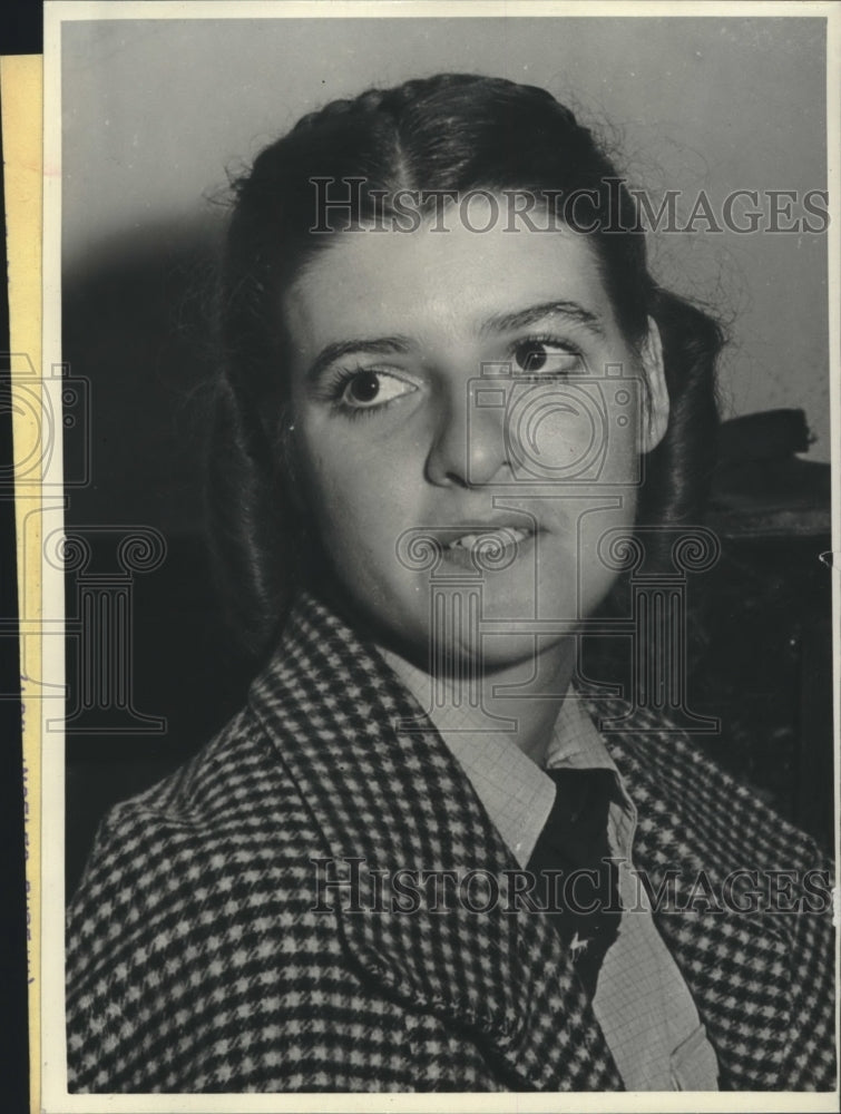 1938 Press Photo Mrs. Juanite Vallego Burgi at the court to sue Mrs. Aufderheide - Historic Images