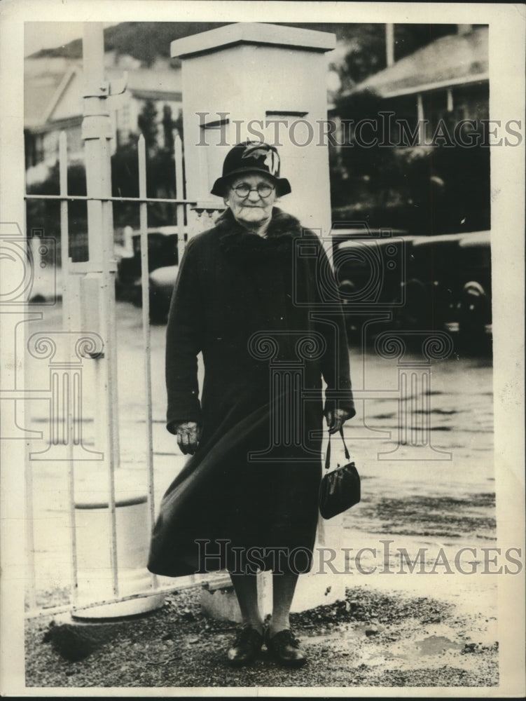 1931 Mrs. Mary Mooney at the penitentiary gate for a christmas visit ...