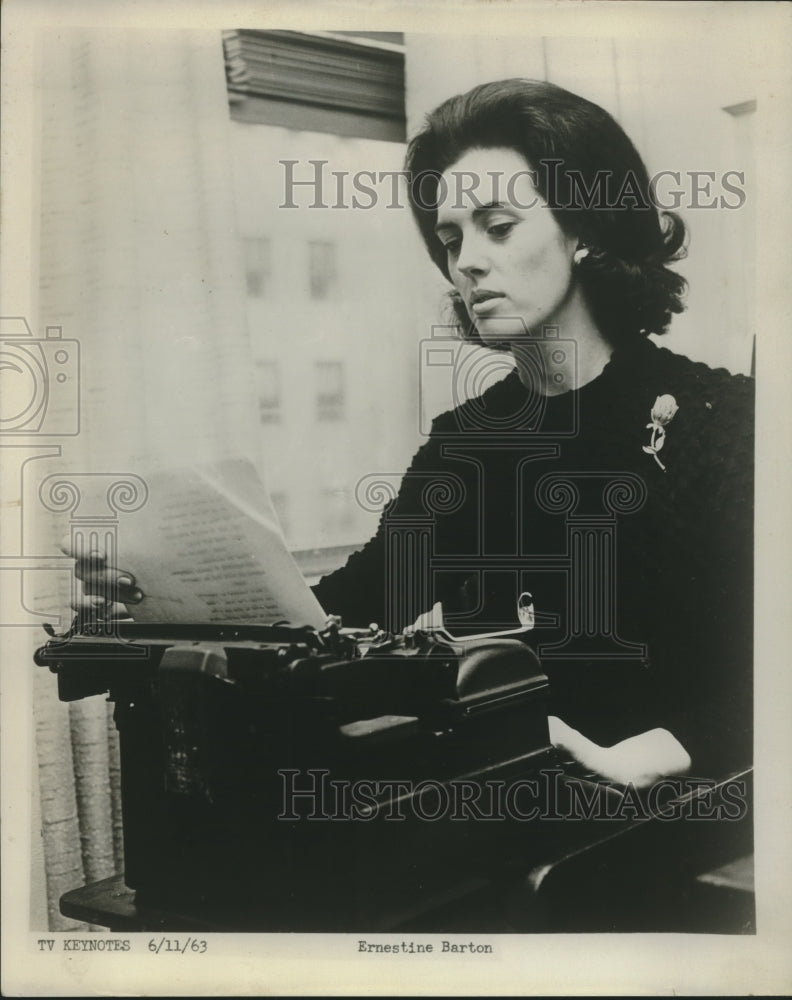 1963 Press Photo Ernestine Barton Using a Typewriter - nef71966-Historic Images