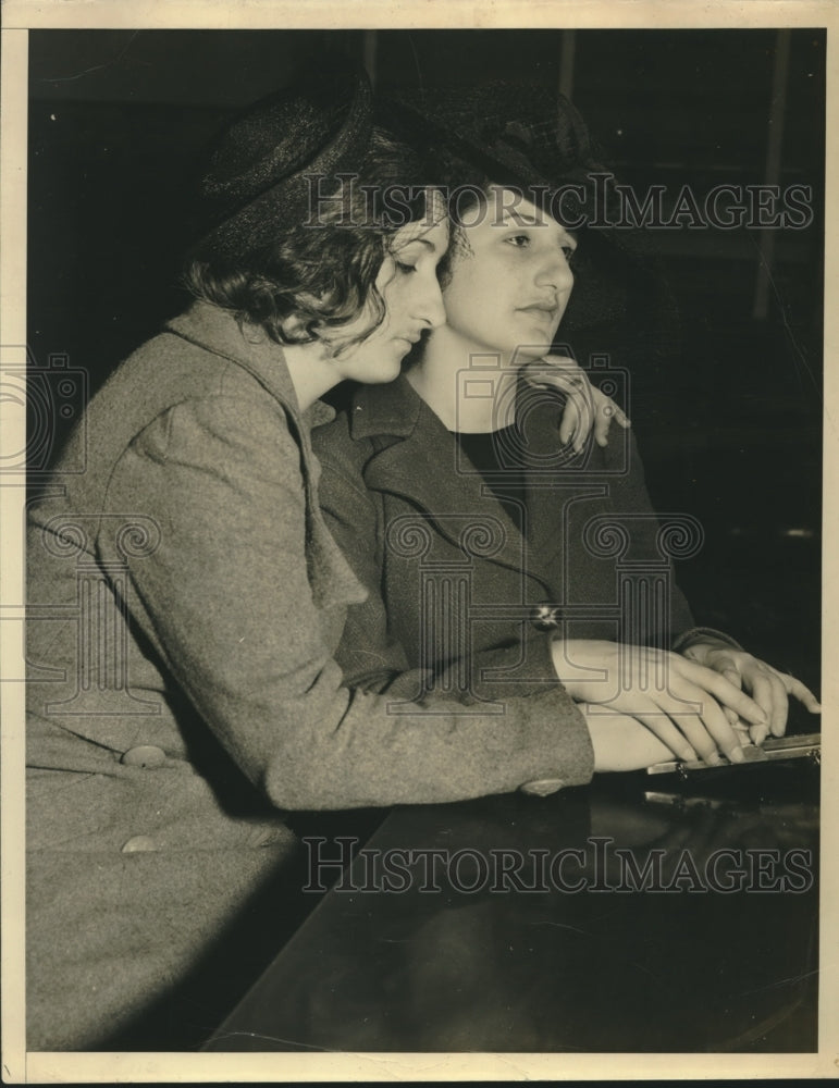 1939 Rose Miceli & Sister Josephine hear verdict on death of father - Historic Images