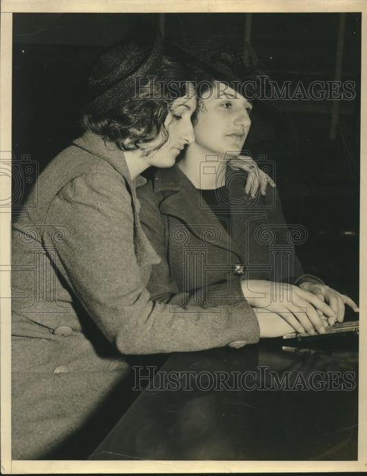 1939 Rose Miceli & Sister Josephine hear verdict on death of father - Historic Images