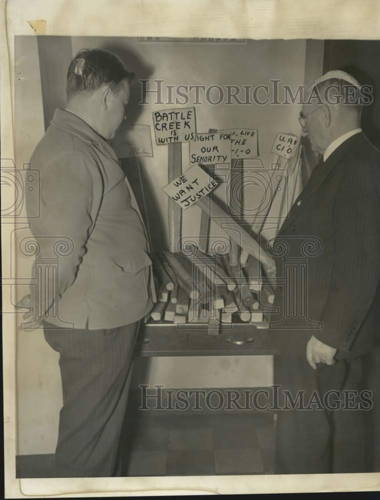 1941 Press Photo Officers Fred Genske and Shrocki injured from the Eaton Pickets - Historic Images