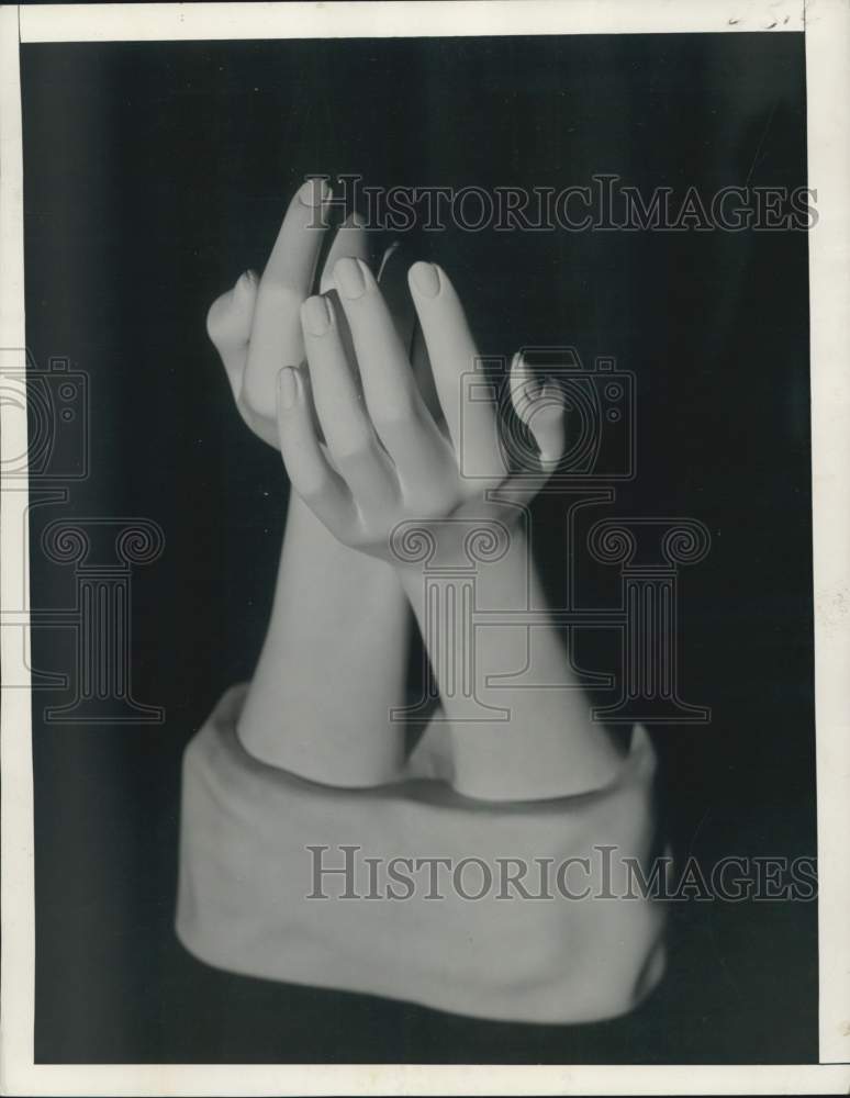 1946 Press Photo Margaret Truman&#39;s Hands - Historic Images