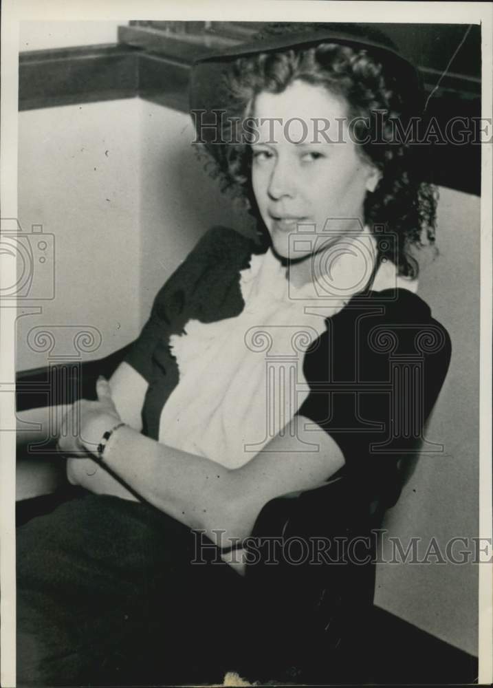 1940 Press Photo Mrs Helen Humphrey Awaits Questioning by Police in MO - Historic Images