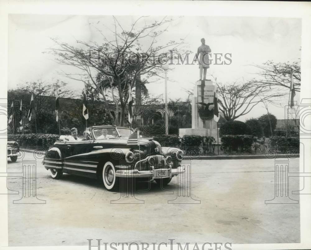 1943 Press Photo Vice-President Henry A. Wallace driven through Panama City- Historic Images