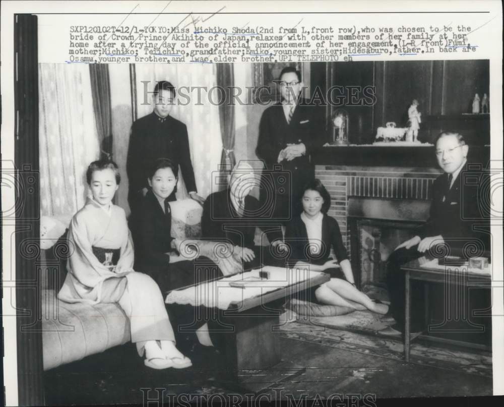 1958 Press Photo Michiko Shoda relaxes with members of her family in Toyko- Historic Images