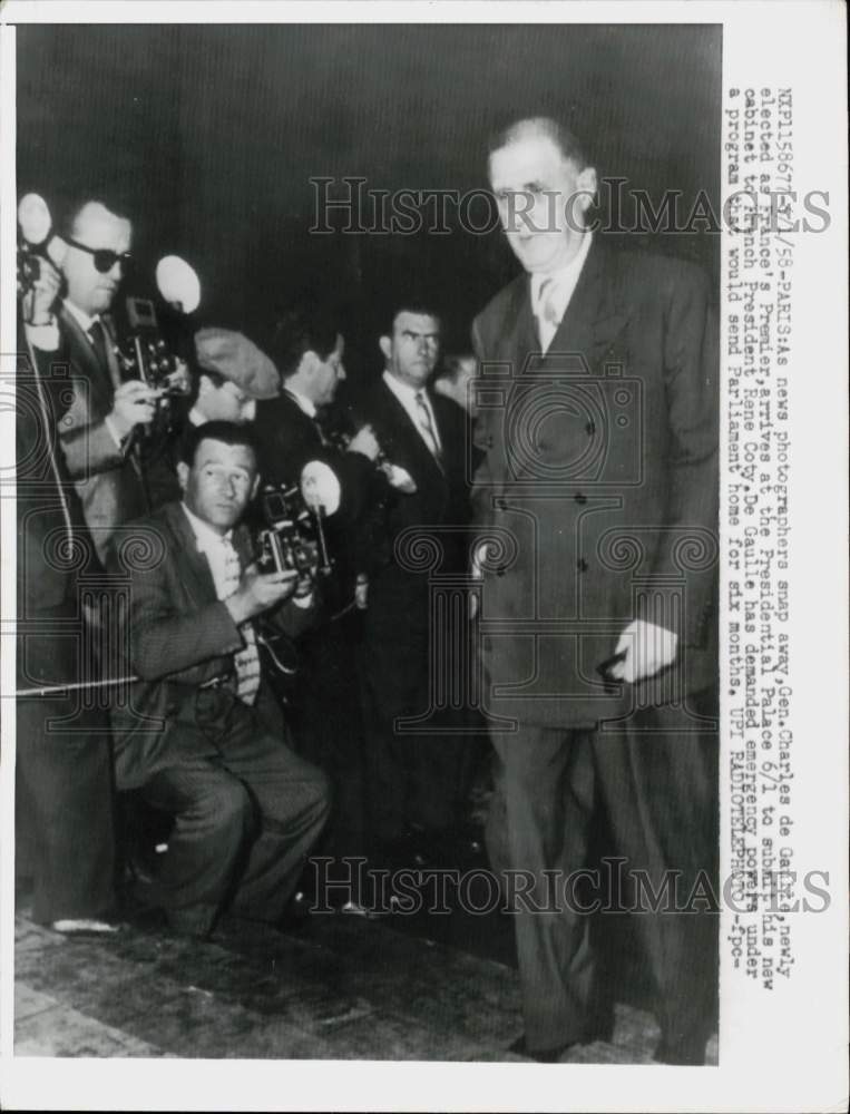 1958 Press Photo Charles de Gaulle passes photographers at Pres. Palace, Paris - Historic Images
